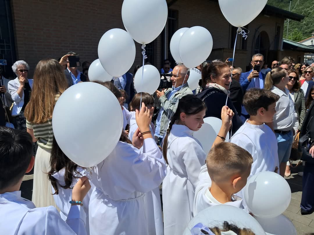 Prime comunioni sul sagrato della Chiesa